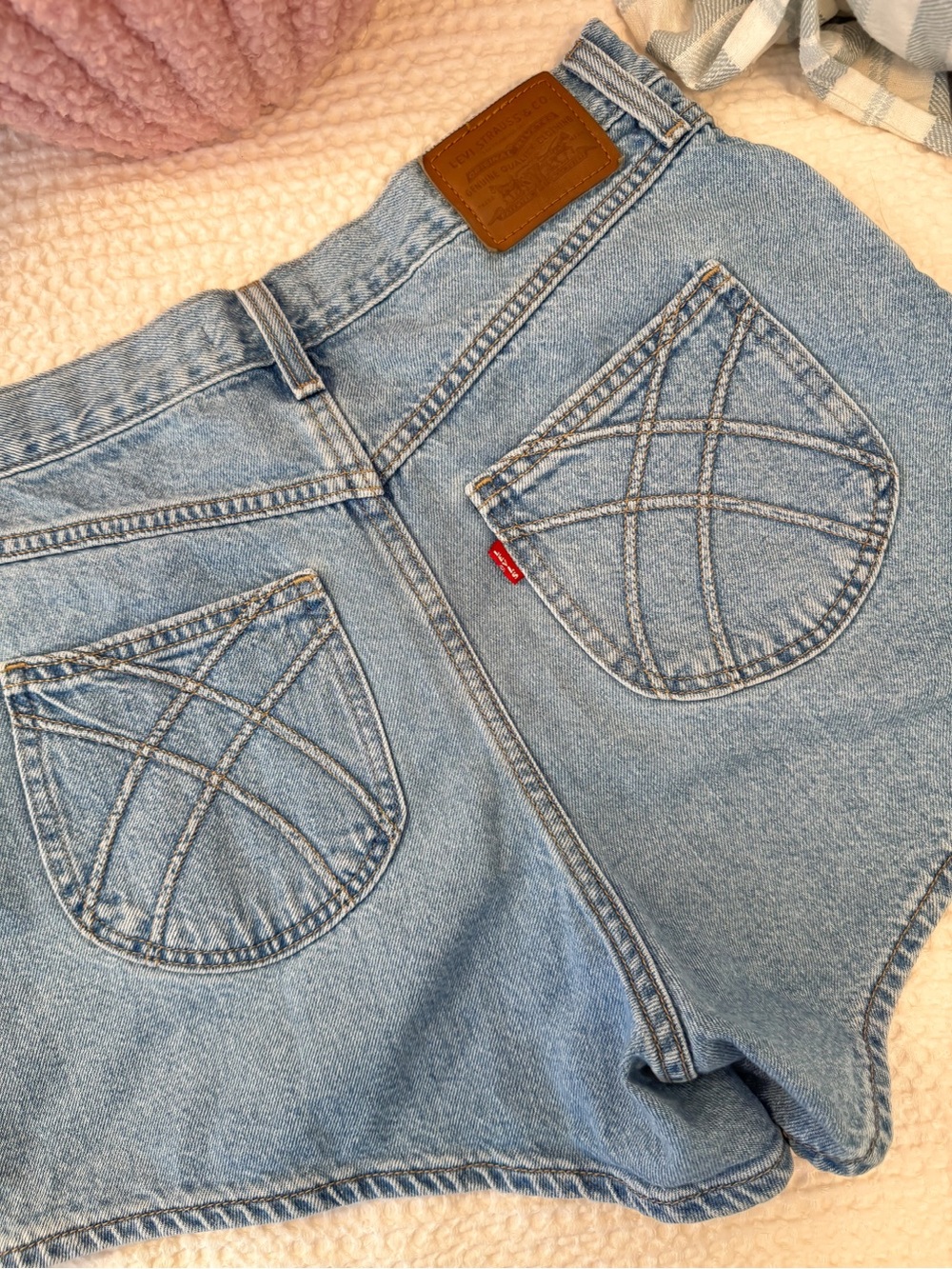 Levi’s 80s Mom Shorts - Picture 2 of 4